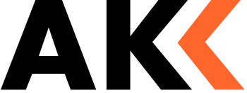Logo AKK – Akademia Kształcenia Kadr. Minimalistyczny znak graficzny z czarnymi literami „AK” i pomarańczową strzałką w lewo, symbolizującą rozwój, nowoczesną edukację i postęp zawodowy.